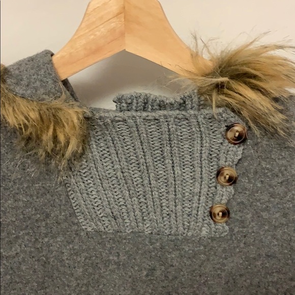 Adorable wool sweater with faux fur collar - Picture 2 of 8